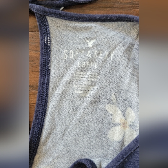 American Eagle Navy Floral Peek-a-Boo Short Sleeved Blouse Size Large - Picture 4 of 7